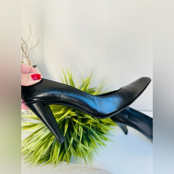 Stuart Weitzeman | Classic Leather Pumps - Picture 13 of 16